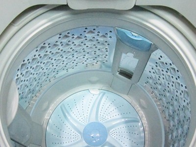 Máy giặt sử dụng nước và bột giặt như thế nào?