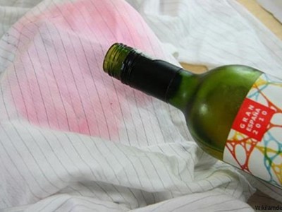 cách tẩy vết rượu vang trên quần áo