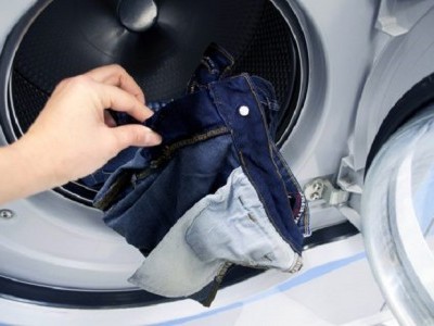 Mẹo giặt quần jeans không phai màu