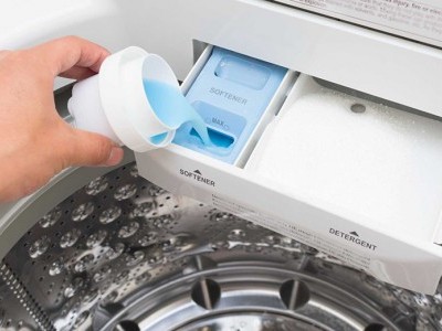 Mối nguy hiểm không lường khi sử dụng nước xả vải giá rẻ