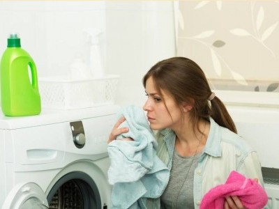 Tuyệt đối không cho quần áo còn dính bùn đất vào máy giặt